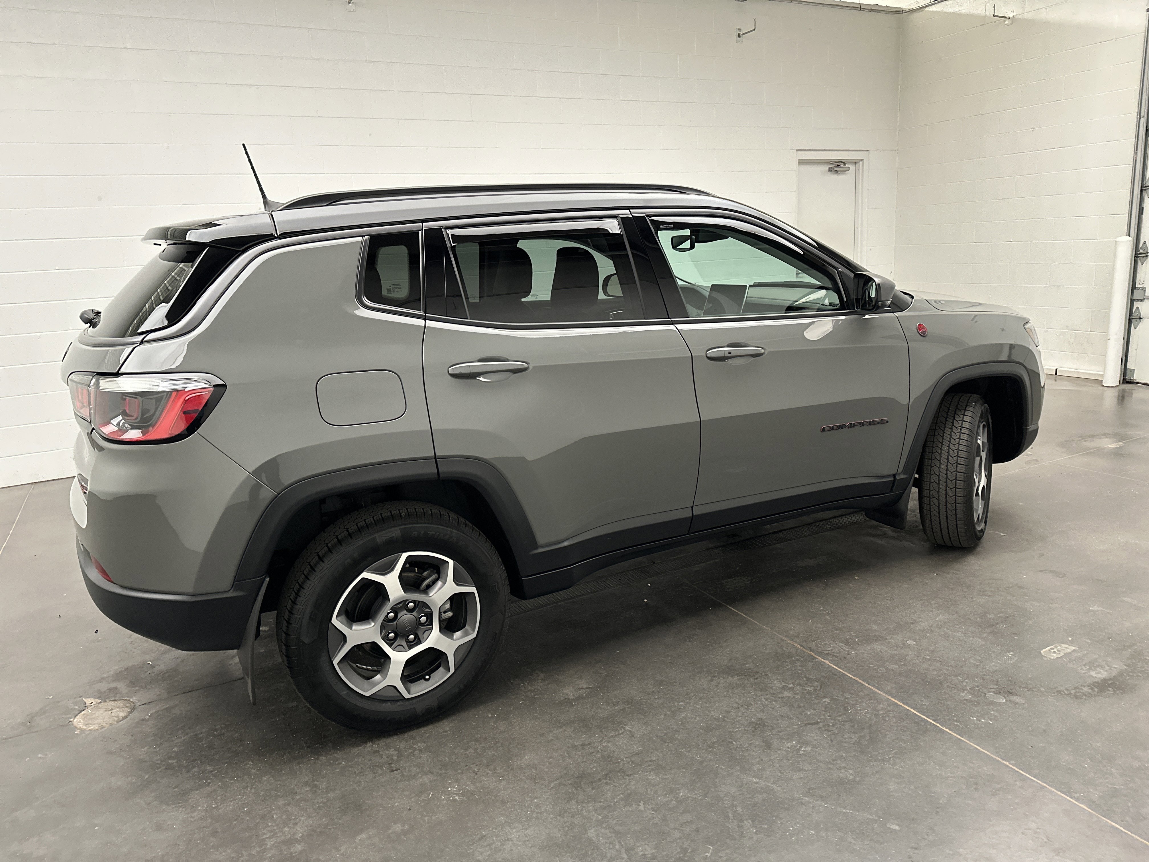 Used 2022 Jeep Compass Trailhawk AWD/4WD image 9