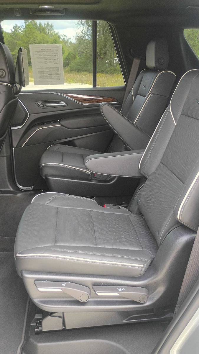 Used 2024 Cadillac Escalade Premium Luxury AWD/4WD image 14
