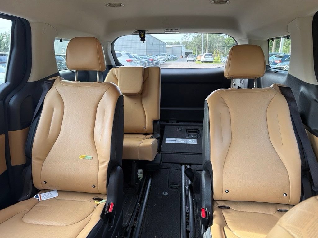 Certified 2023 Kia Carnival EX FWD image 22