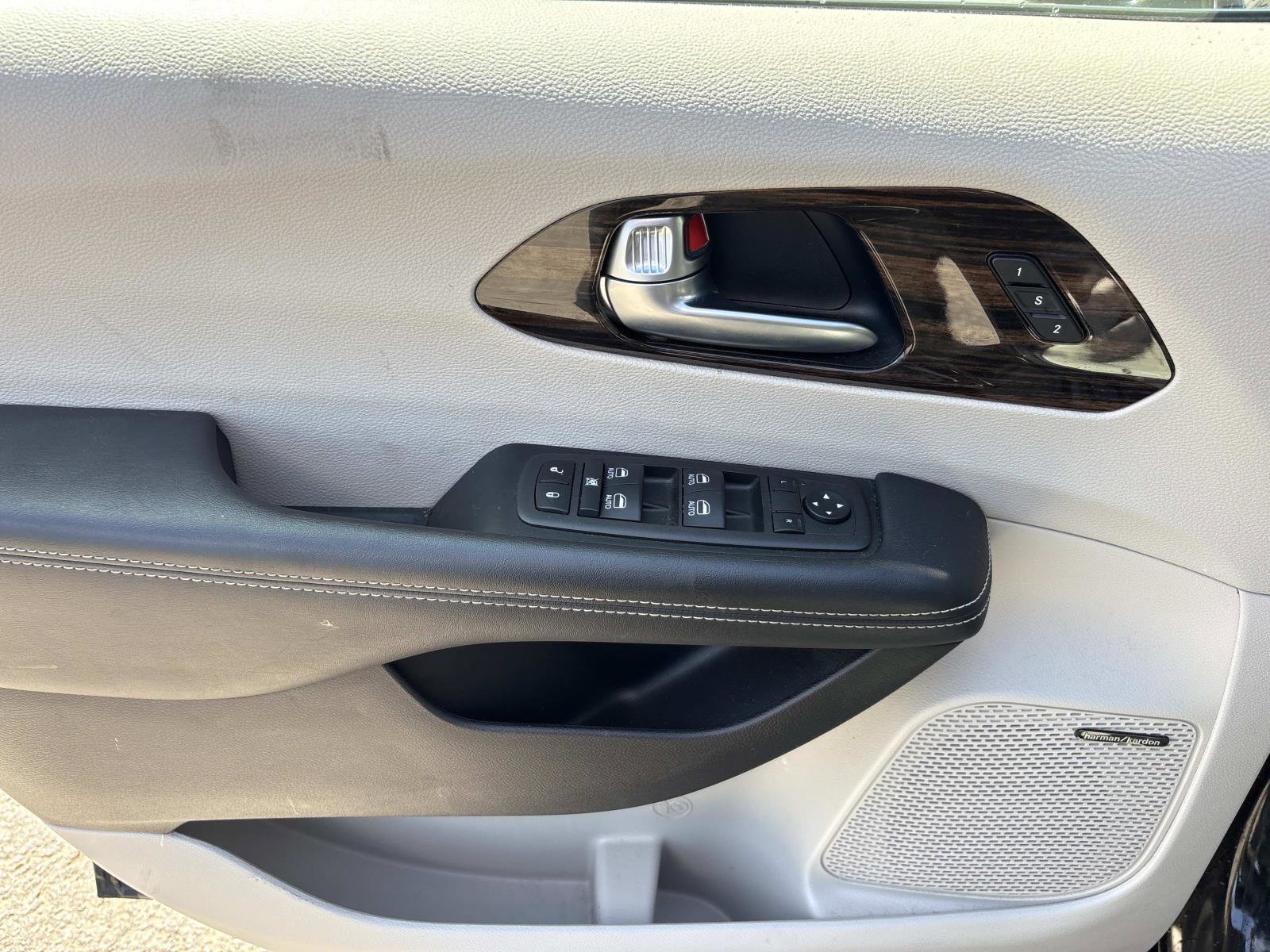 Used 2022 Chrysler Pacifica Limited image 12