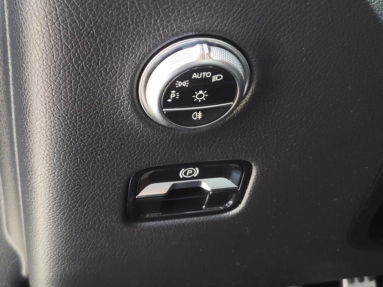 Used 2024 Mercedes-Benz GLC 300 4MATIC image 25