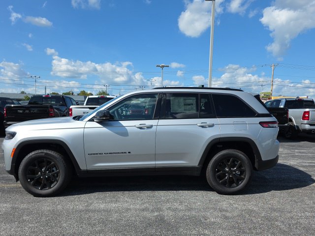 New 2026 Jeep Grand Cherokee Altitude AWD/4WD image 2