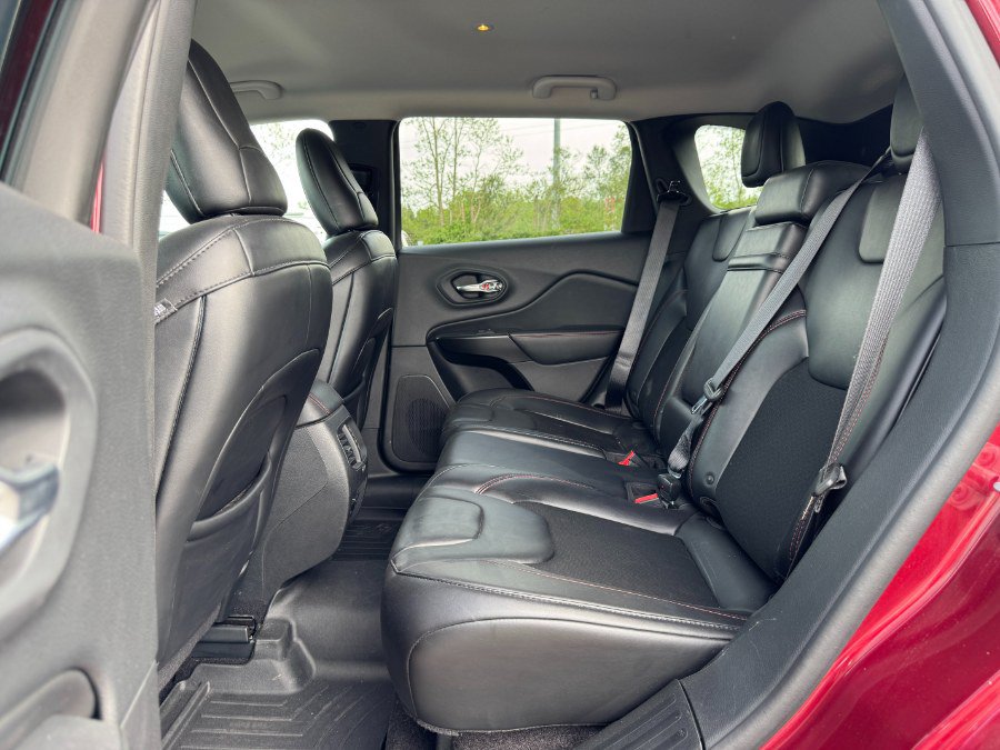 Used 2019 Jeep Cherokee Trailhawk AWD/4WD image 16