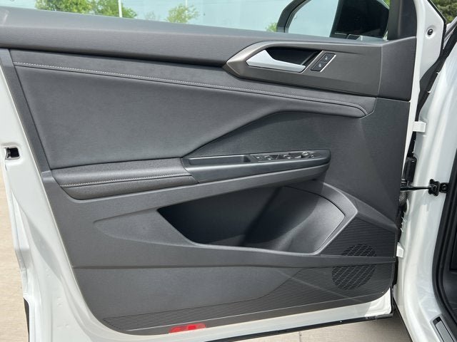 New 2025 Volkswagen Taos SE image 11