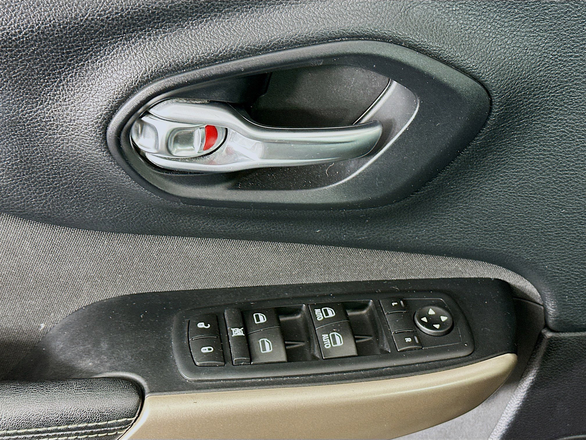 Used 2017 Jeep Cherokee Latitude w/ Cold Weather Group image 15