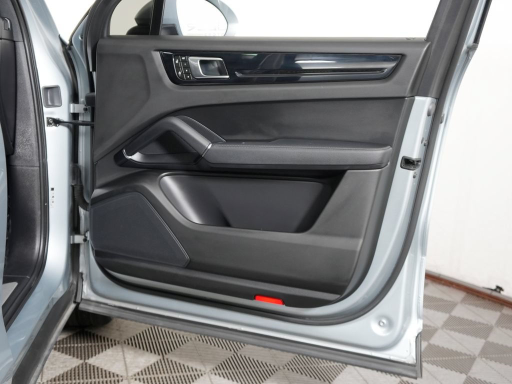 Certified 2023 Porsche Cayenne AWD/4WD image 40