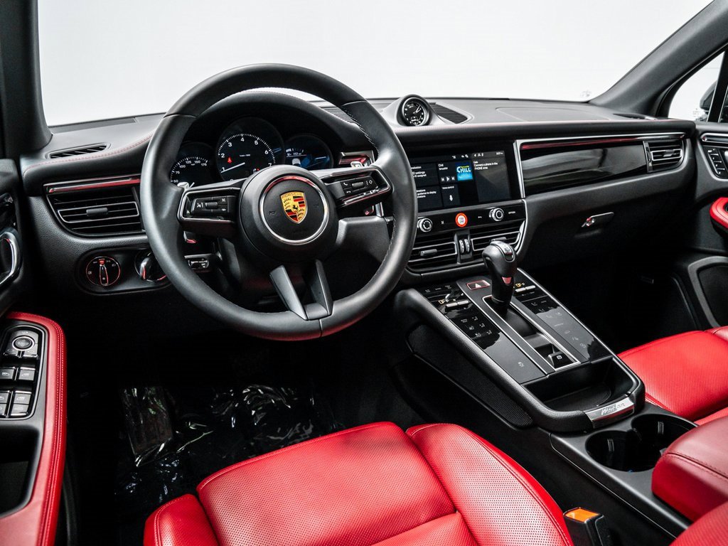 Used 2025 Porsche Macan image 4