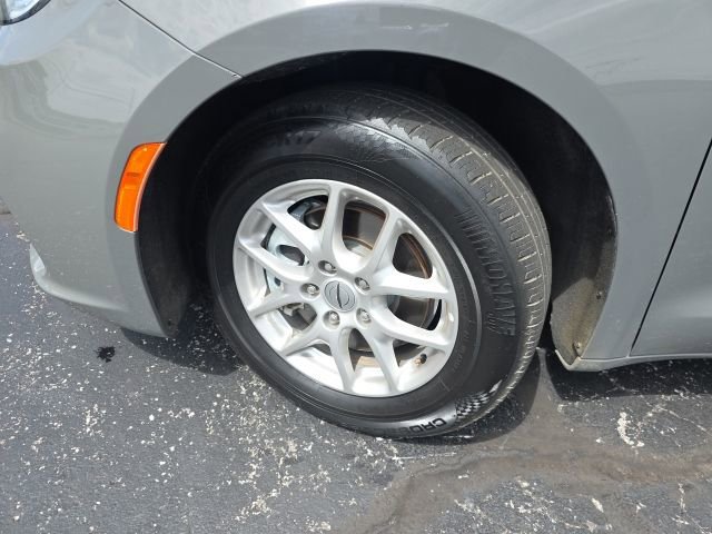 Used 2023 Chrysler Pacifica Touring-L FWD image 54