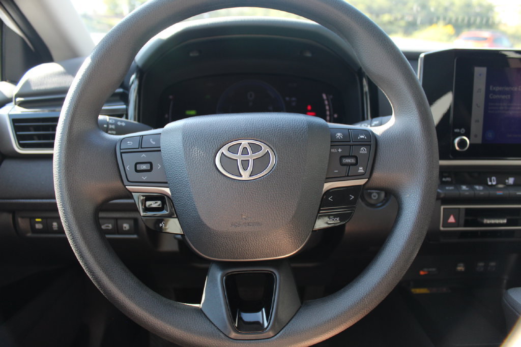 Used 2025 Toyota Camry LE FWD image 17