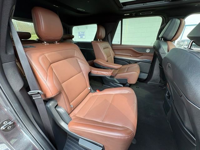 Used 2025 Lincoln Navigator Reserve image 34