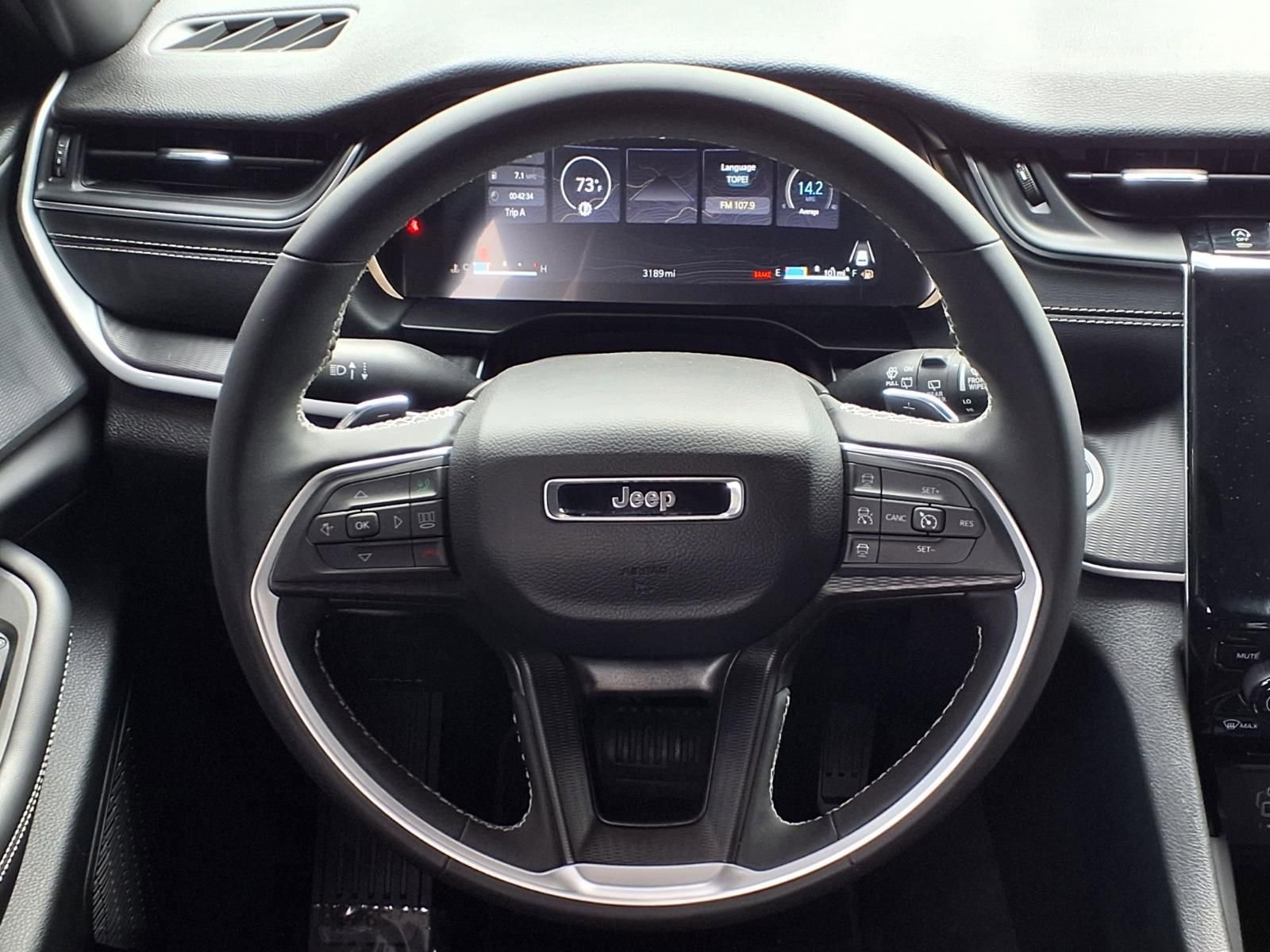 Used 2025 Jeep Grand Cherokee Altitude RWD image 14