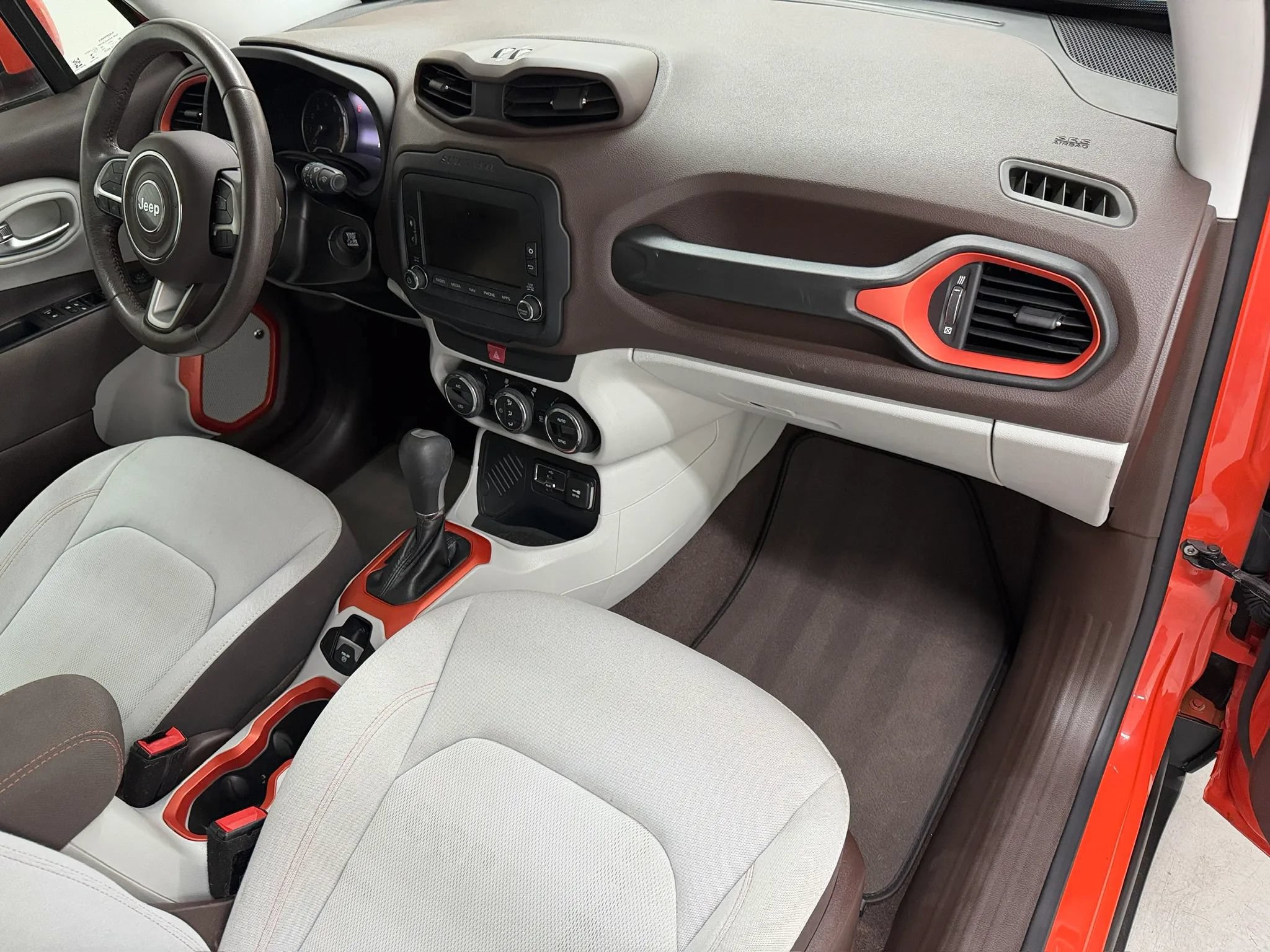 Used 2017 Jeep Renegade Latitude FWD image 59