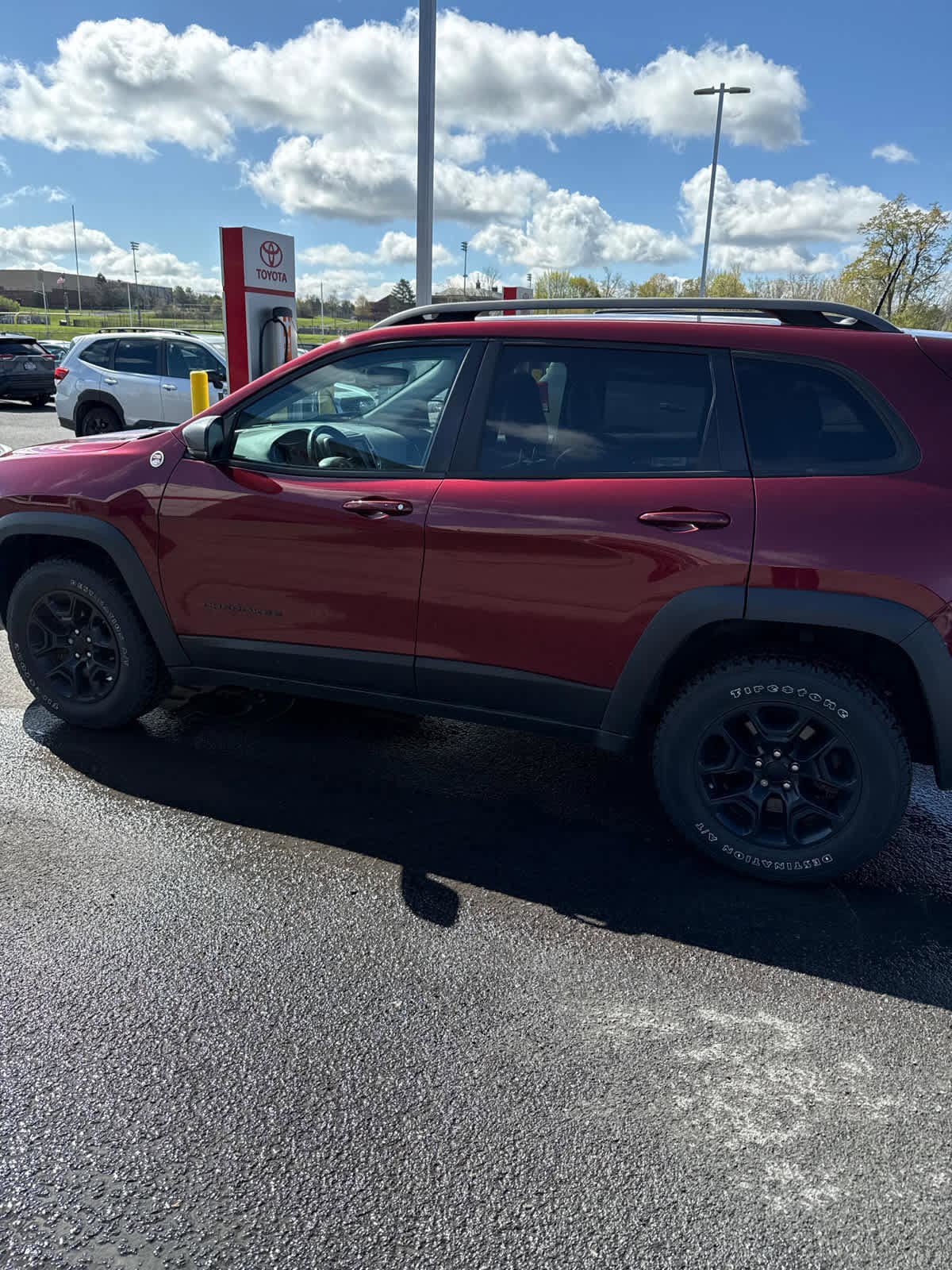 Used 2021 Jeep Cherokee Trailhawk AWD/4WD image 4