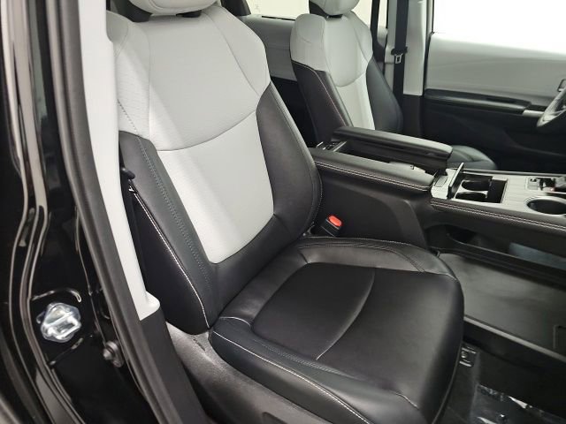 Used 2025 Toyota Sienna XSE FWD image 38