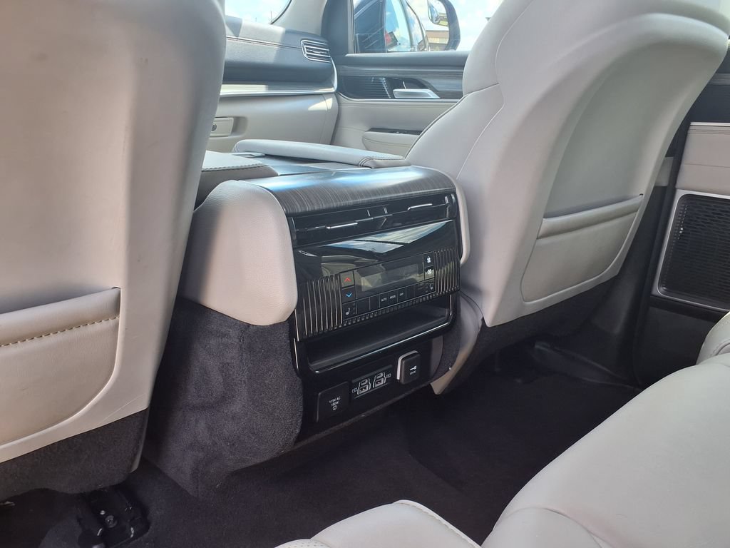 Used 2024 Jeep Wagoneer L Series II w/ Flexible Seating Group AWD/4WD image 27