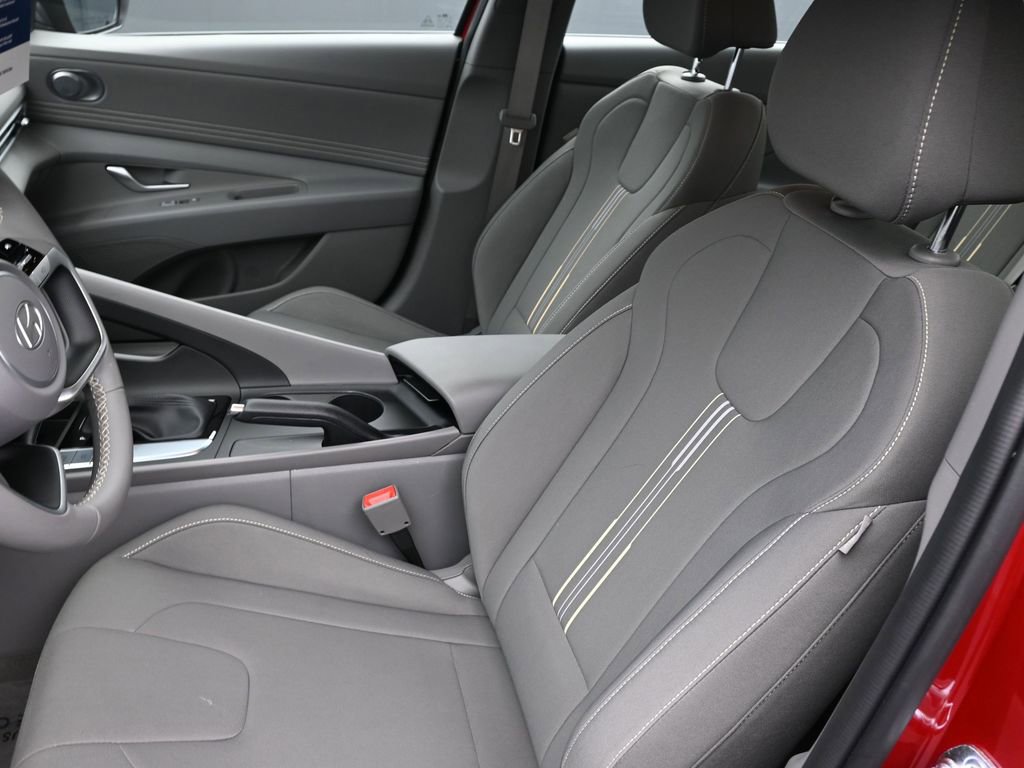 Certified 2025 Hyundai Elantra Sport image 19