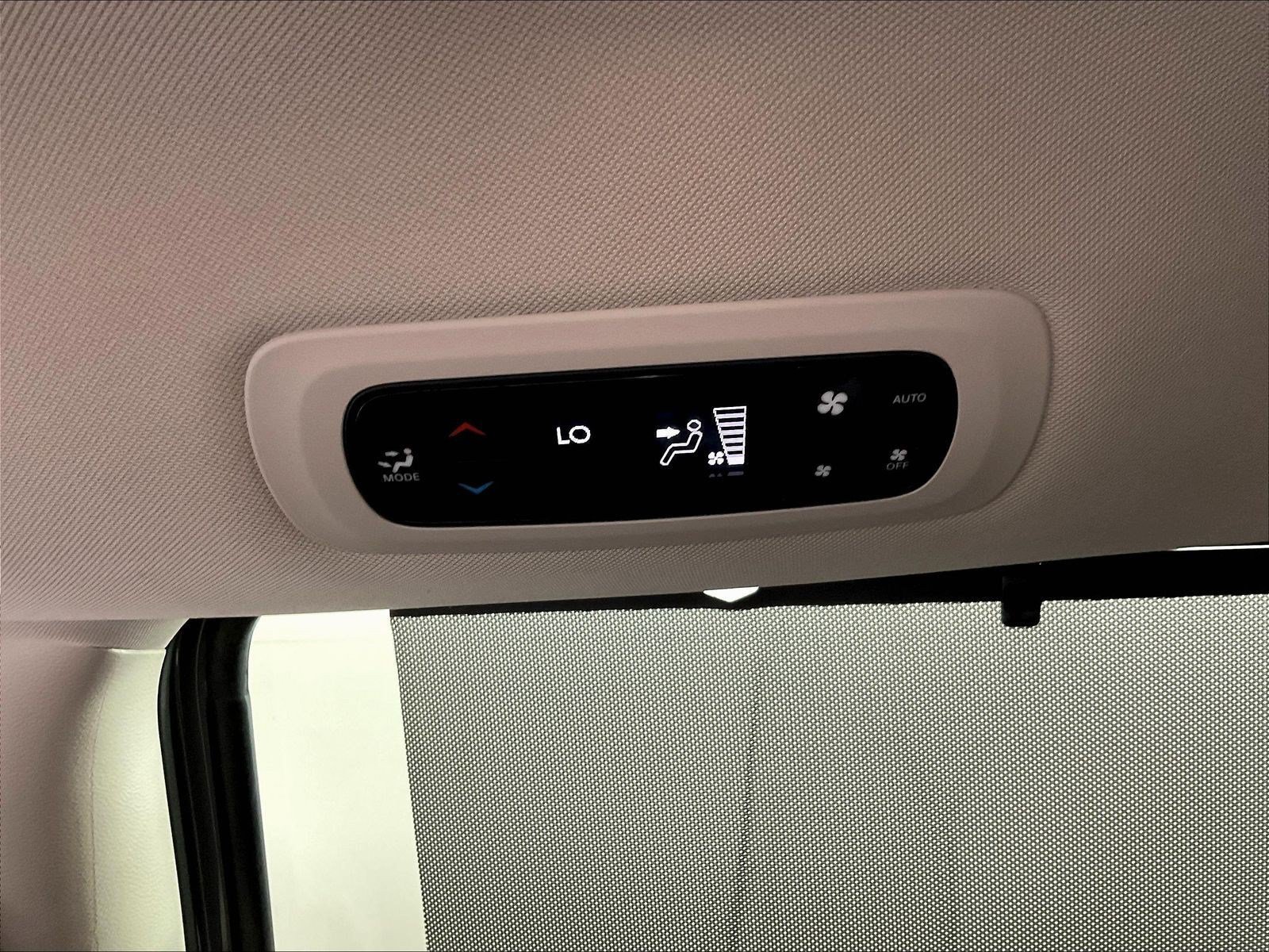Used 2023 Chrysler Pacifica Touring-L FWD image 10