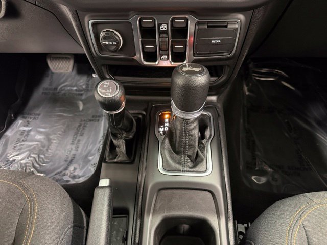 Used 2025 Jeep Wrangler Unlimited Sahara AWD/4WD image 13
