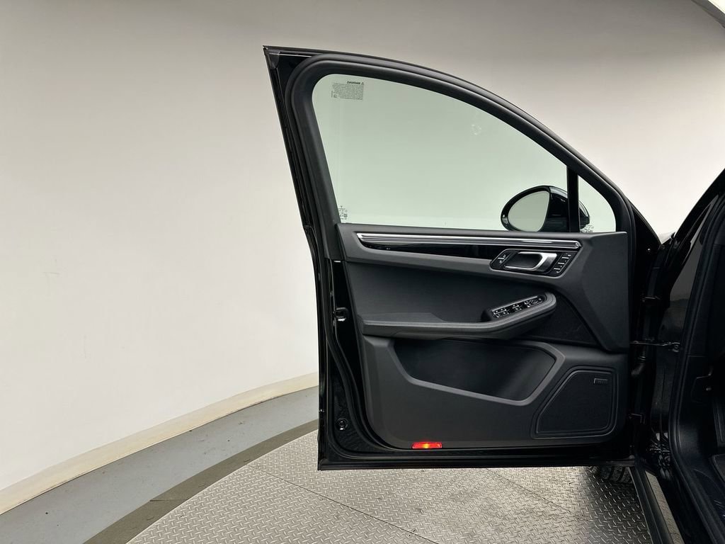 Used 2025 Porsche Macan image 9