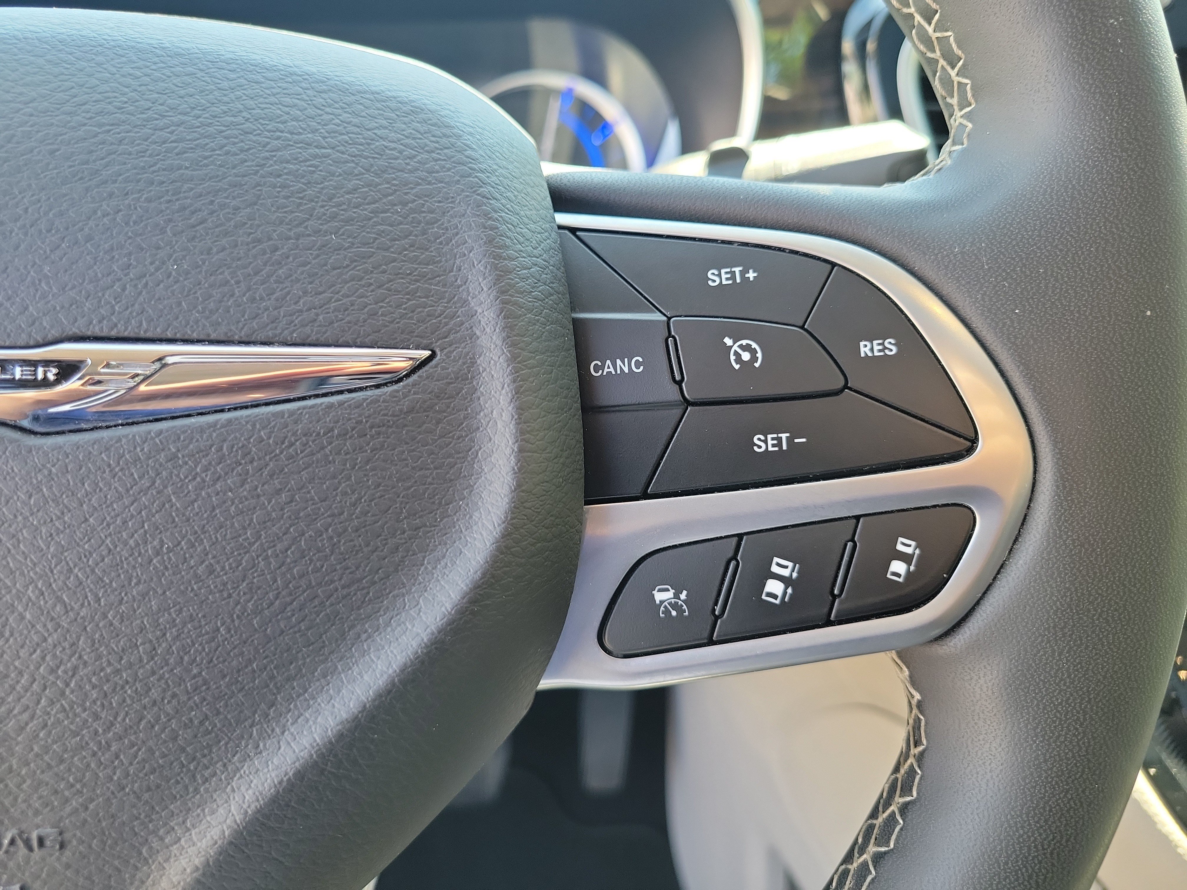 Used 2023 Chrysler Pacifica Limited FWD image 26