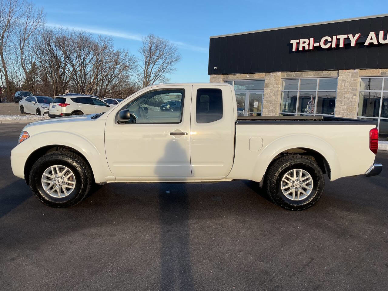 Used 2014 Nissan Frontier SV image 3