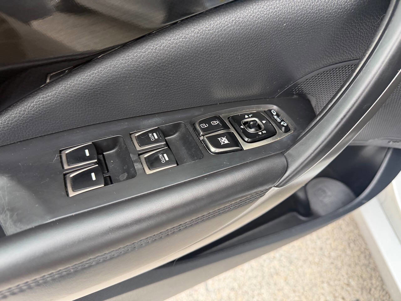 Used 2014 Hyundai Azera Limited w/ Option Group 02 FWD image 15