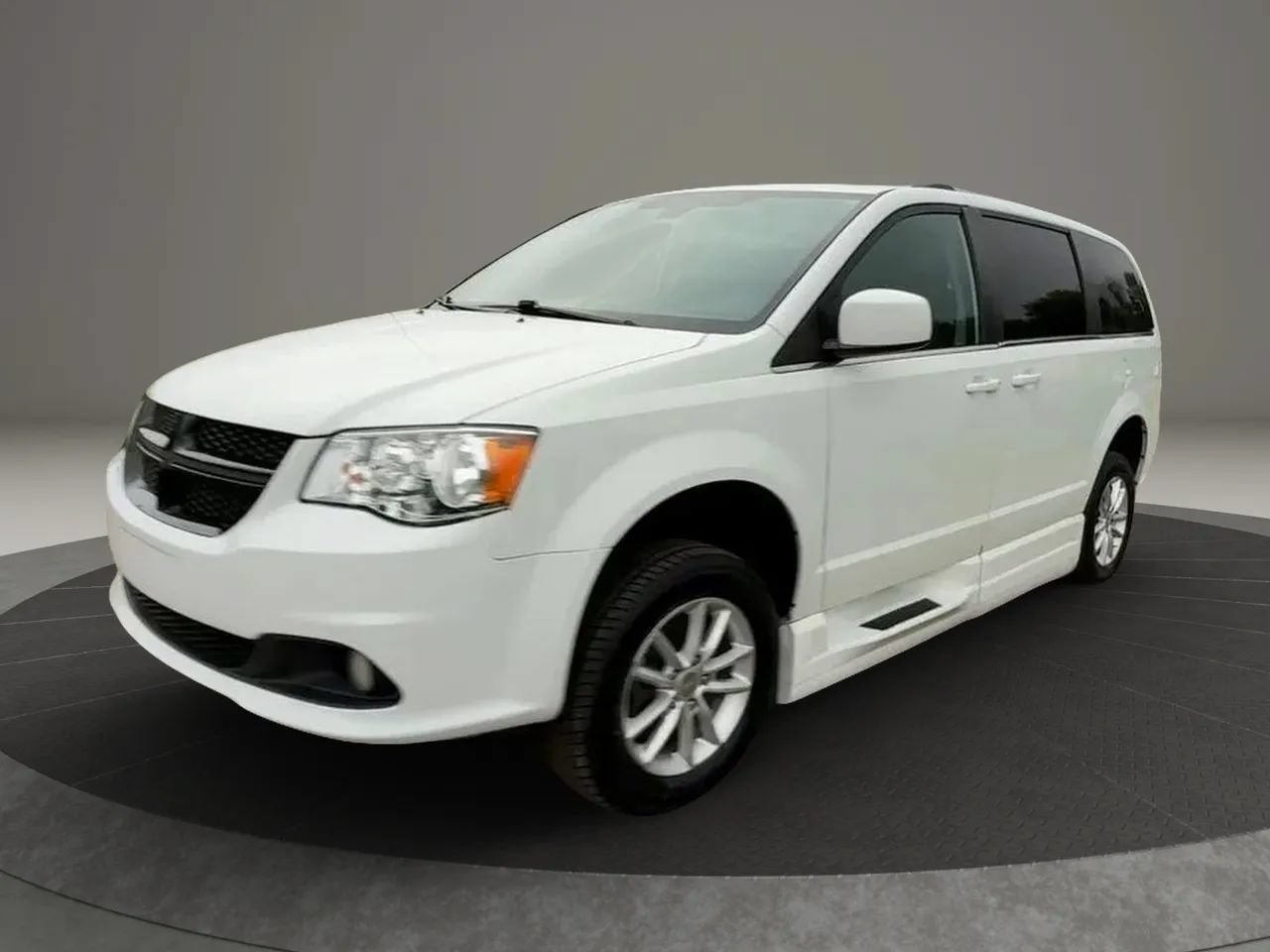 Used 2019 Dodge Grand Caravan SXT FWD image 3