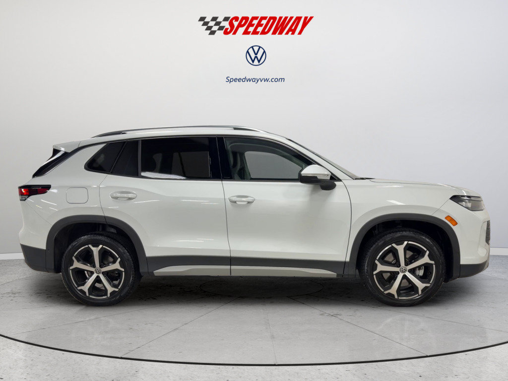 Used 2025 Volkswagen Tiguan SE AWD/4WD image 4