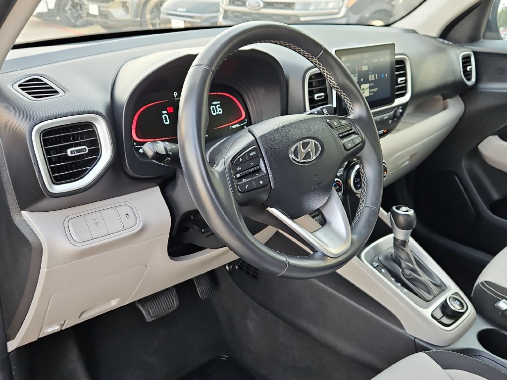 Used 2025 Hyundai Venue SEL FWD image 15