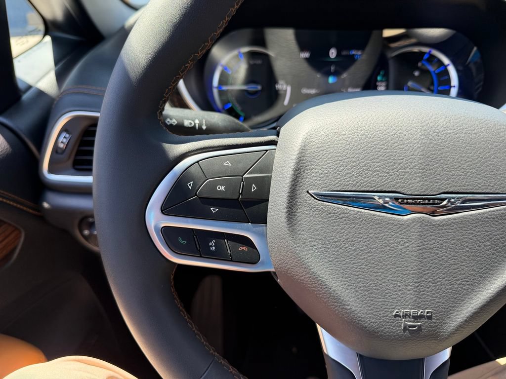 Used 2023 Chrysler Pacifica Pinnacle FWD image 12