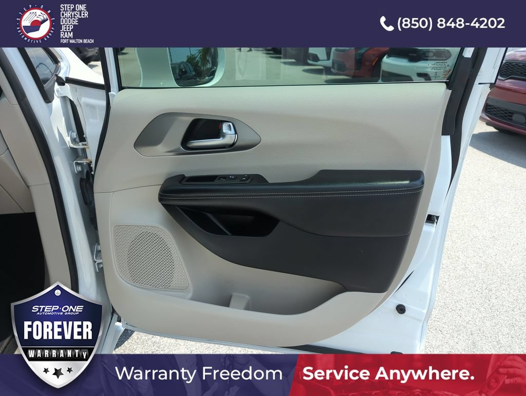 Used 2022 Chrysler Pacifica Touring-L FWD image 32