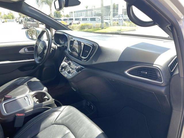 Used 2018 Chrysler Pacifica Touring-L Plus FWD image 30