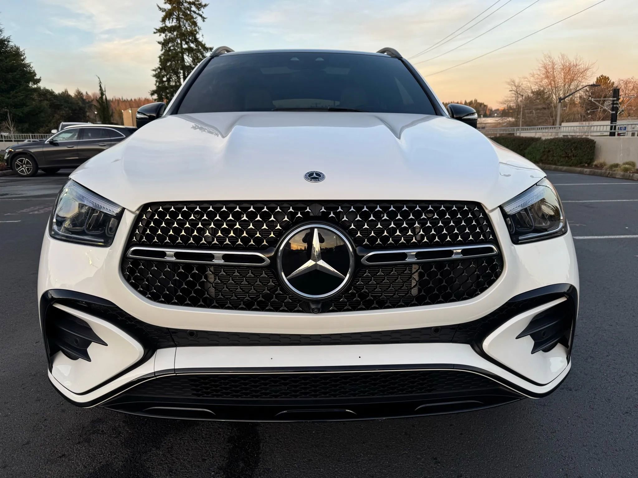 Used 2025 Mercedes-Benz GLE 450e 4MATIC w/ AMG Line Exterior image 3