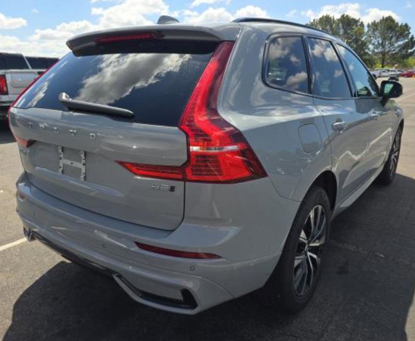 Used 2025 Volvo XC60 B5 Core AWD/4WD image 3