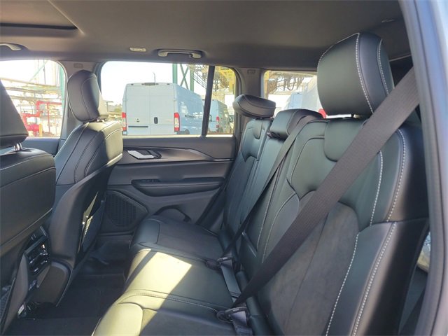 New 2025 Jeep Grand Cherokee Altitude image 9