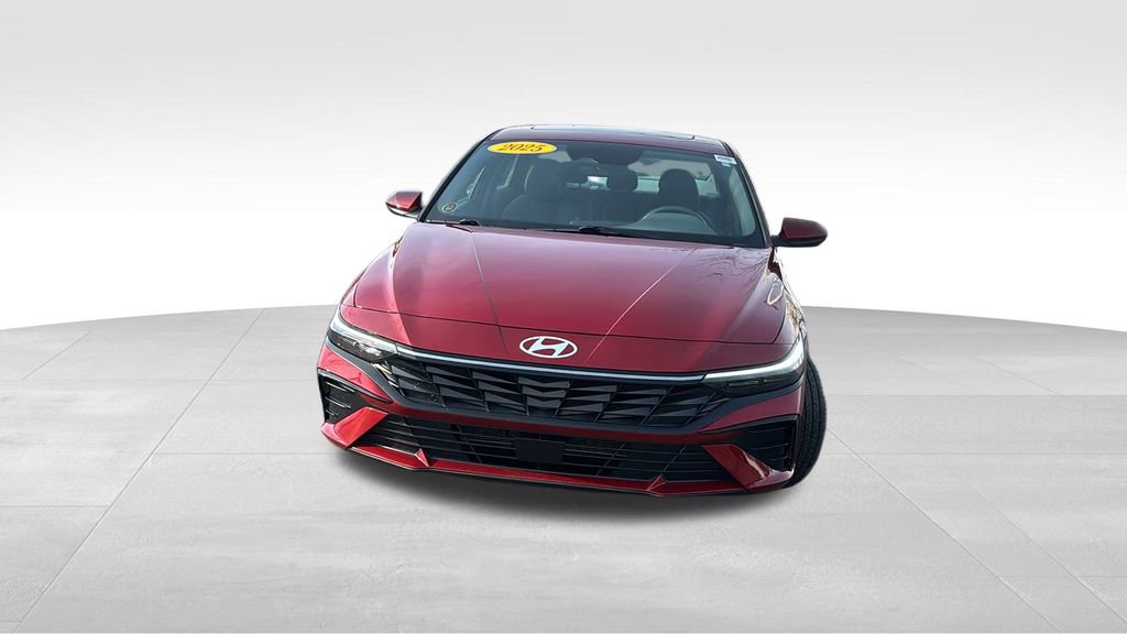 Used 2025 Hyundai Elantra SEL image 2