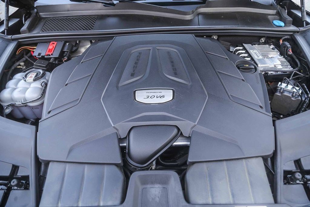 Used 2023 Porsche Cayenne Platinum Edition image 30