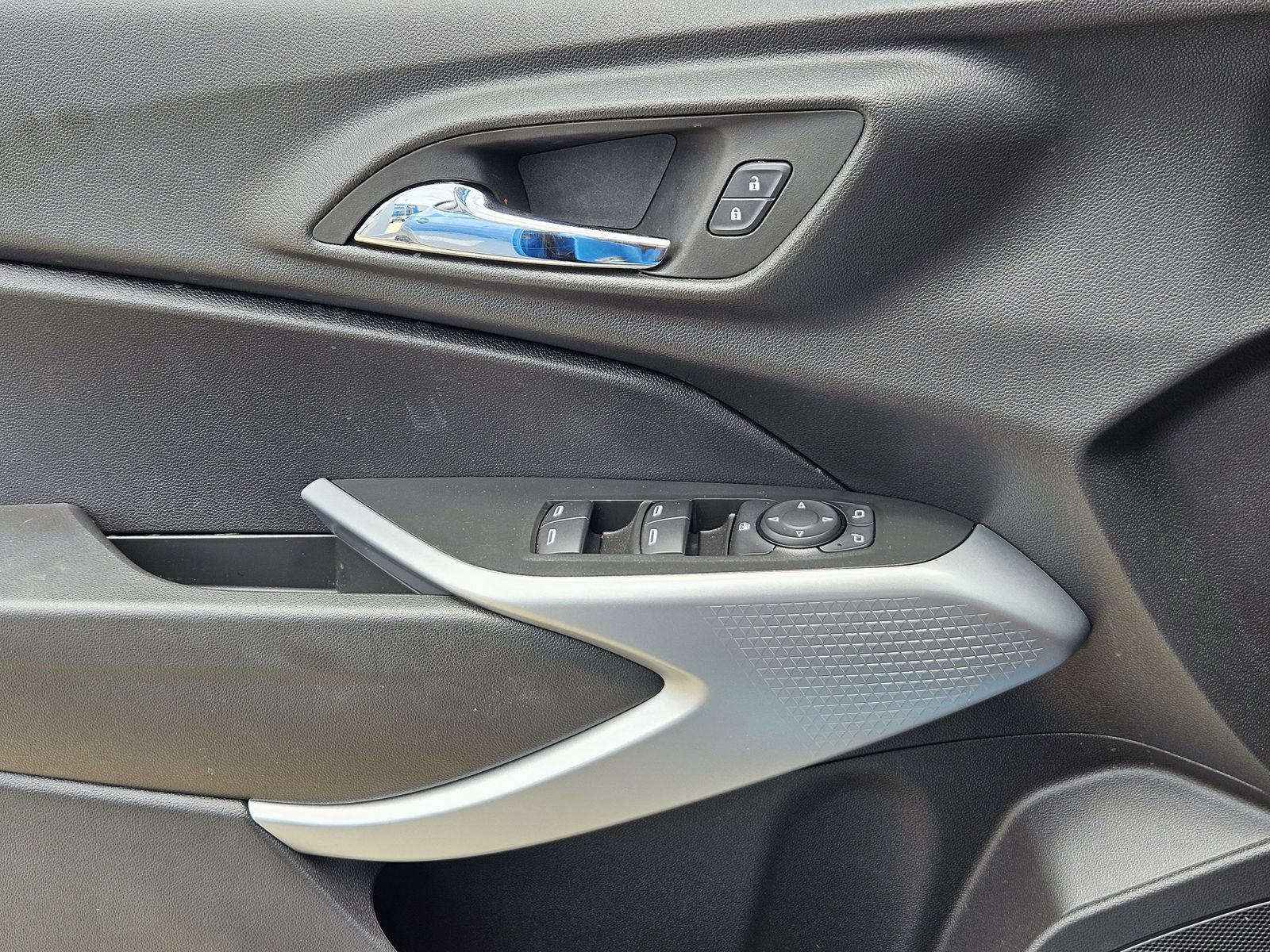 Certified 2025 Chevrolet Trax LS FWD image 27