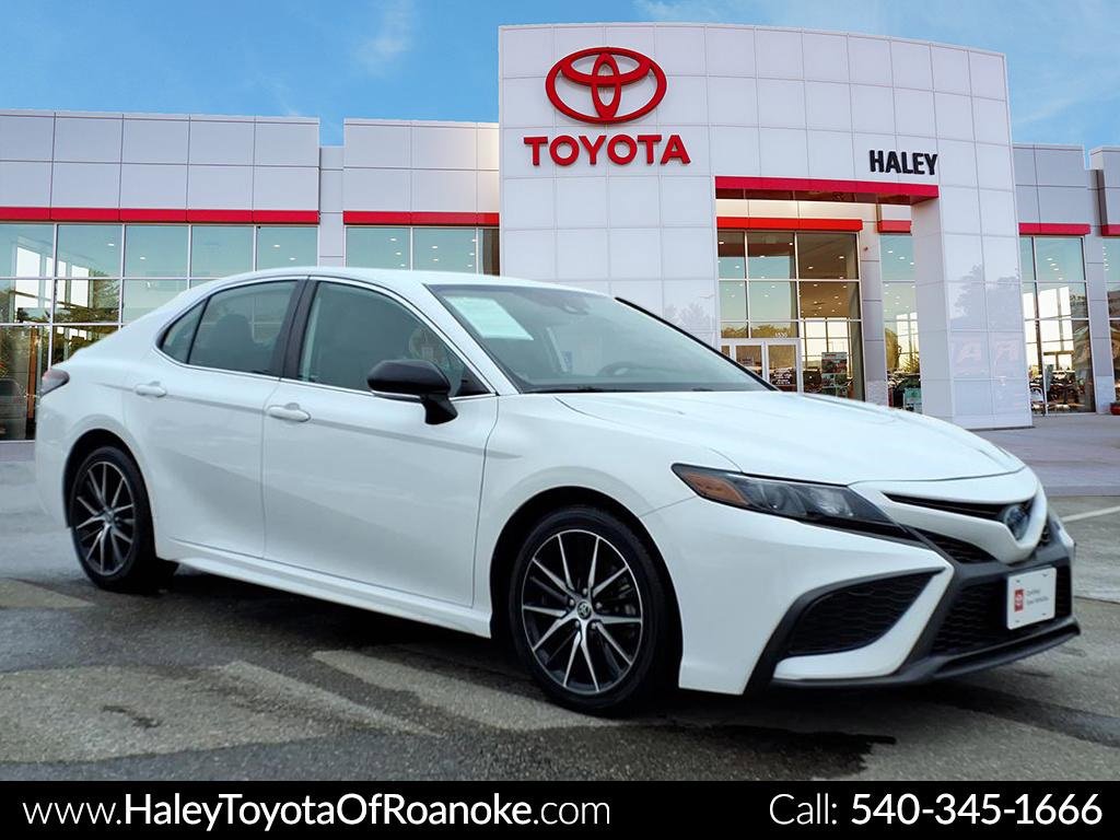 Certified 2022 Toyota Camry SE image 1