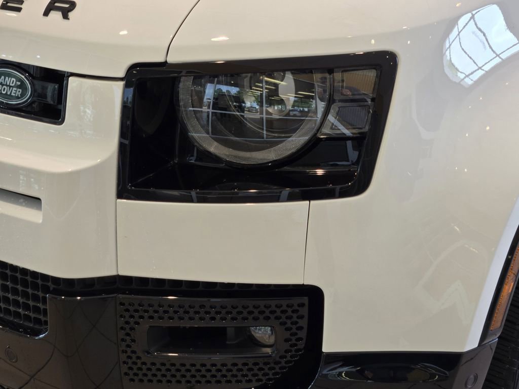 Used 2025 Land Rover Defender 110 X-Dynamic SE AWD/4WD image 8