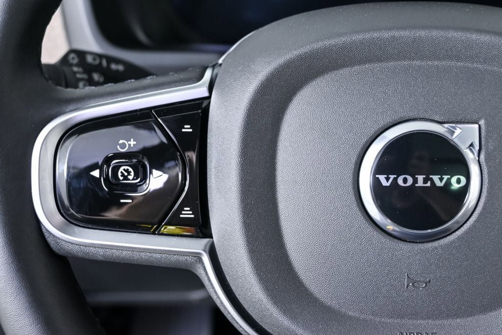 Certified 2025 Volvo XC90 B5 Core w/ Climate Package AWD/4WD image 11