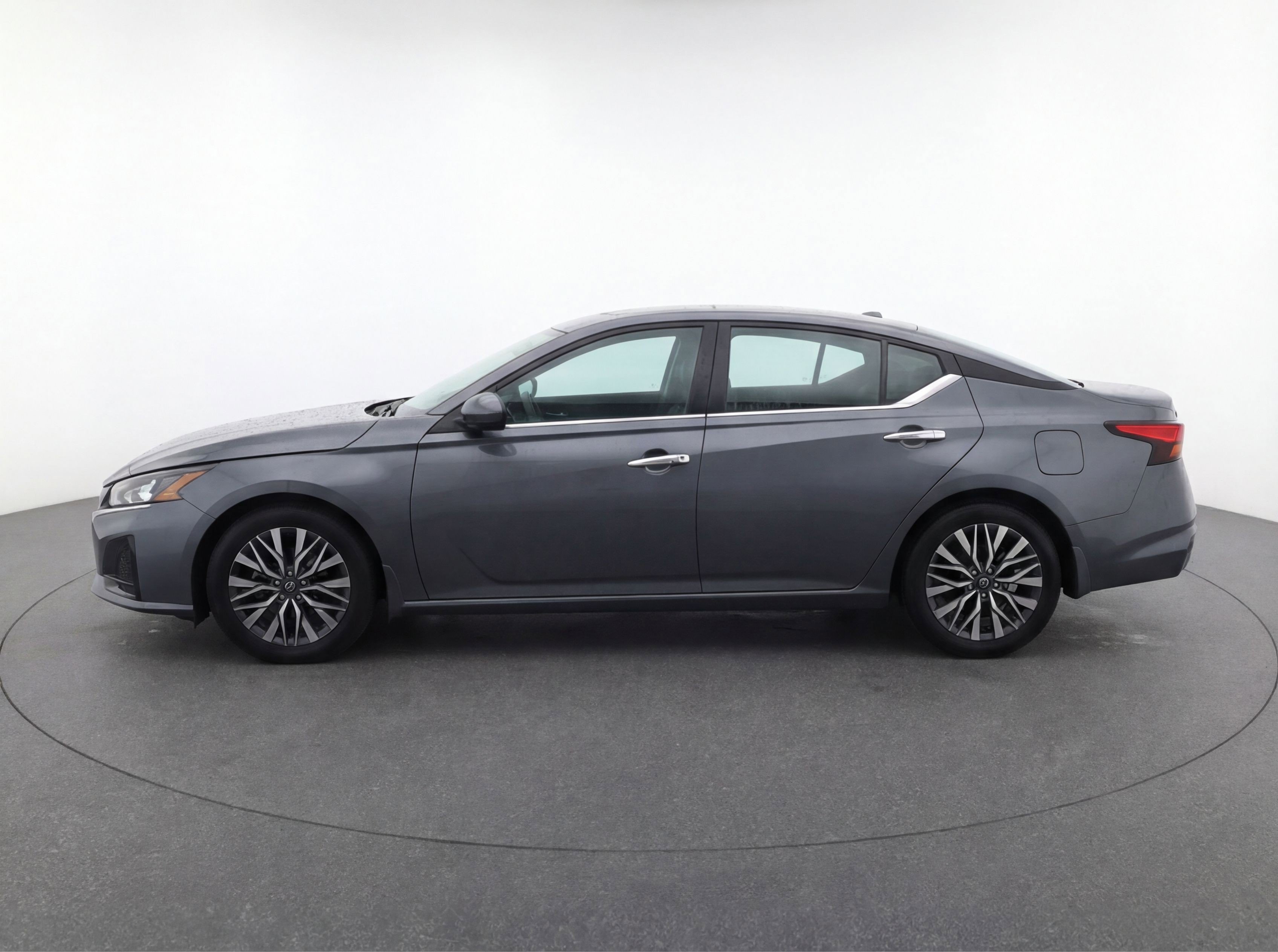 Used 2024 Nissan Altima 2.5 SV image 5