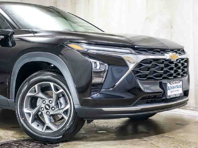New 2026 Chevrolet Trax LT w/ LT Convenience Package FWD image 3
