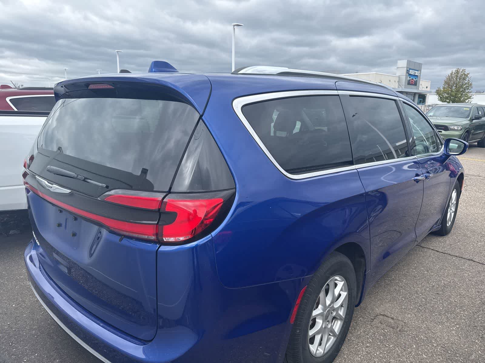Used 2021 Chrysler Pacifica Touring-L w/ Uconnect Theater Family Group FWD image 27