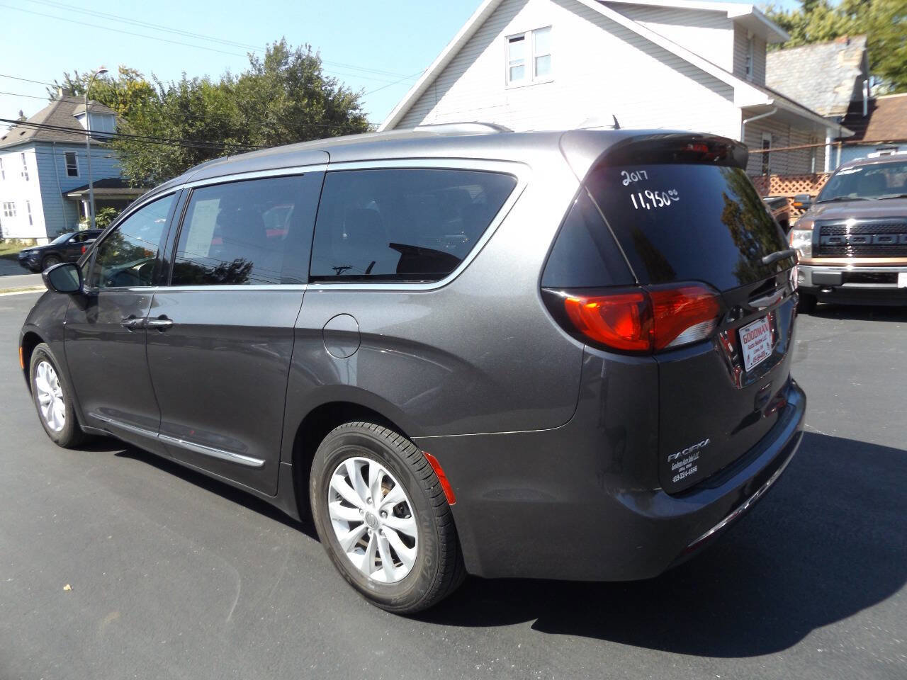 Used 2017 Chrysler Pacifica Touring-L image 9