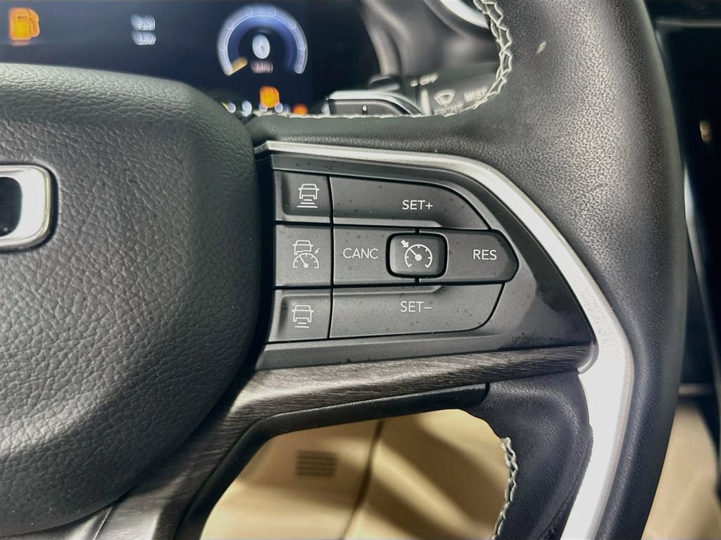 Used 2023 Jeep Grand Cherokee Limited AWD/4WD image 26