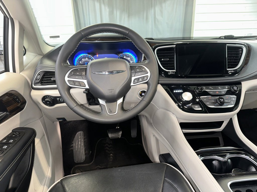 Used 2023 Chrysler Pacifica Limited image 2