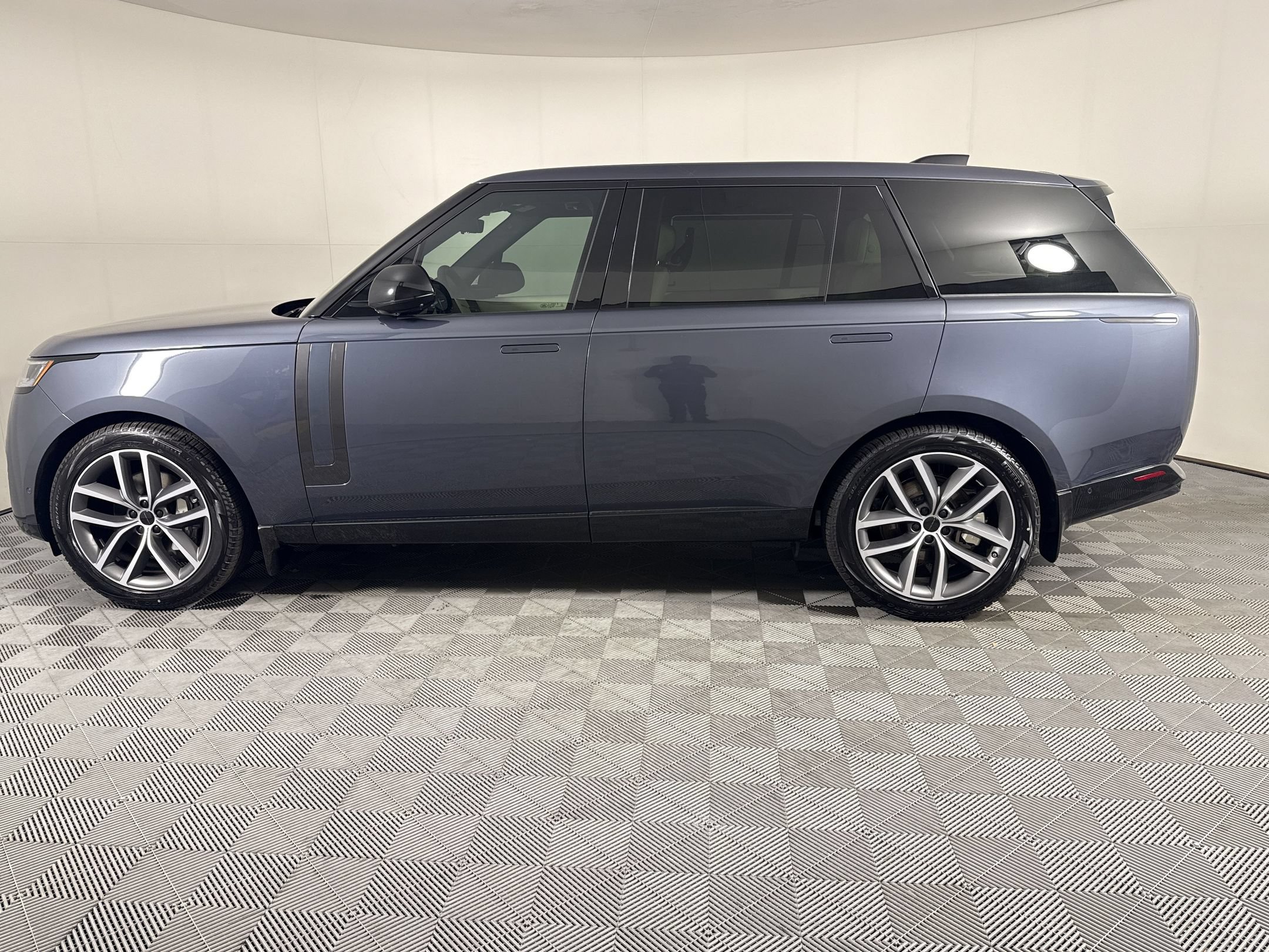 New 2026 Land Rover Range Rover Long Wheelbase SE AWD/4WD image 2