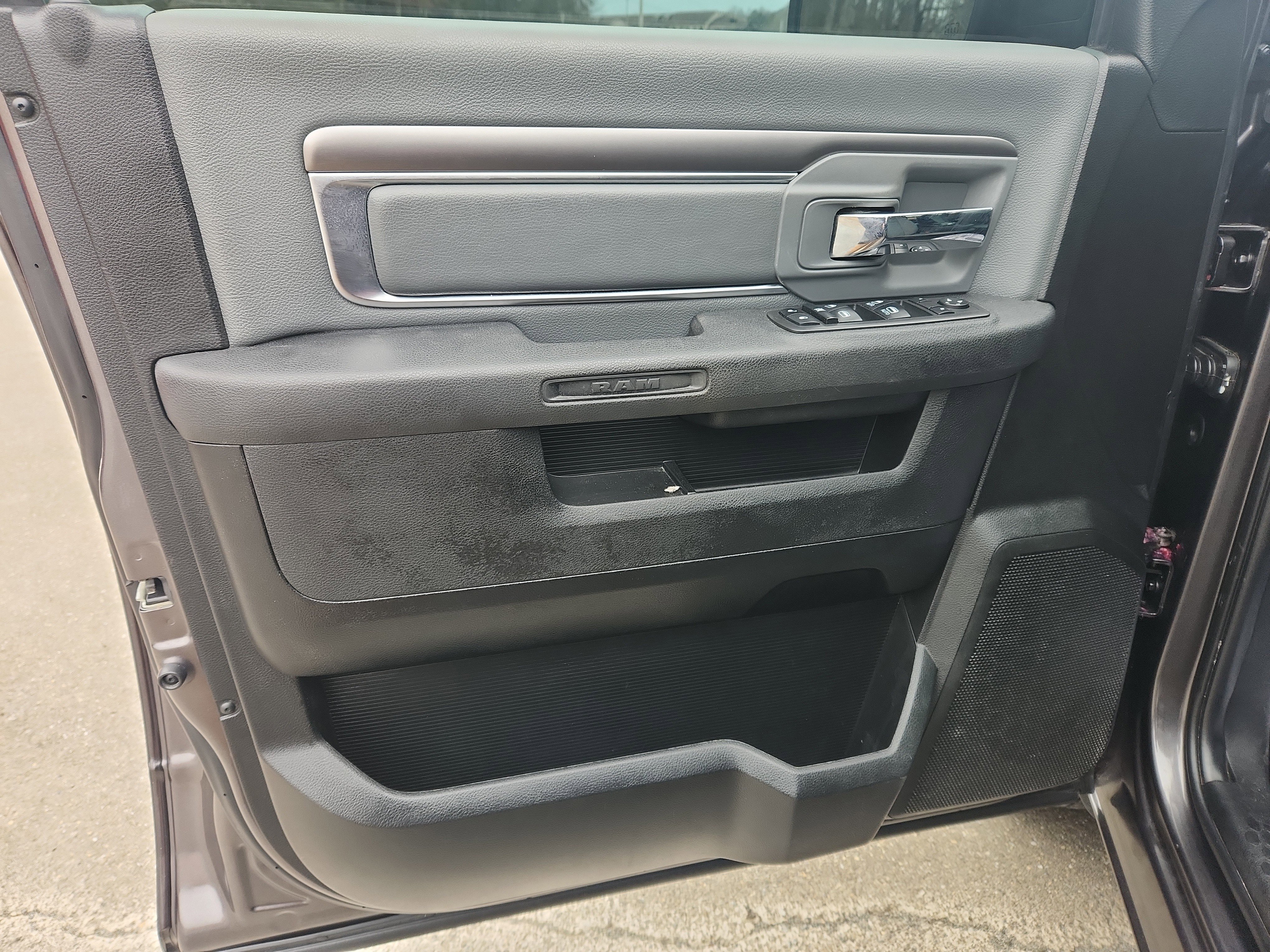 Used 2021 RAM 1500 Classic SLT image 11