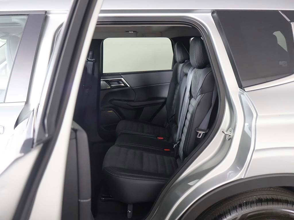 New 2025 Mitsubishi Outlander SE image 36